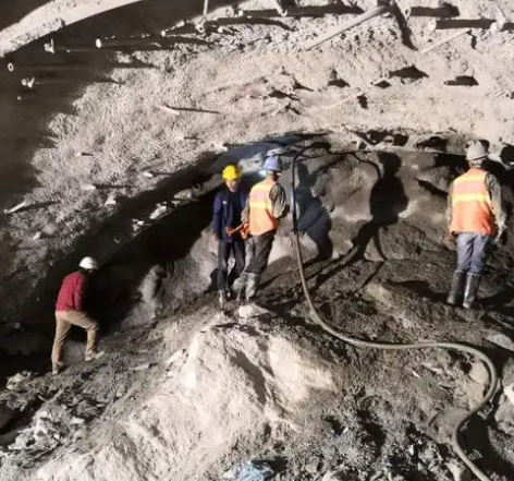 阿荣拱顶带模注浆料的施工流程及注意事项